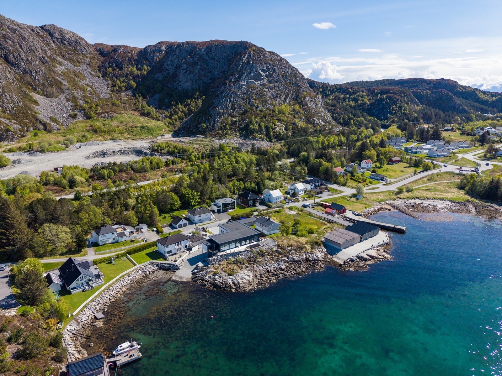 Beliggenhet i en gate uten gjennomgangstrafikk og med idylliske omgivelser. Galleribilde