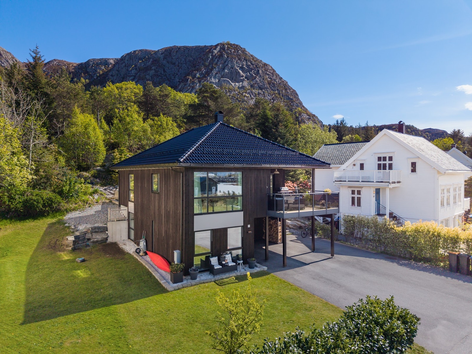 En meget sjarmerende familiebolig fra 2019 med unik beliggenhet og flott standard. Galleribilde