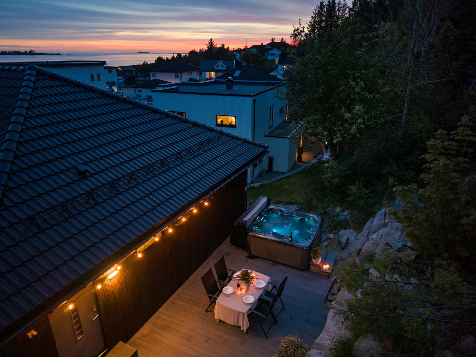 Fra Ytterlandsvika er det kun 8-9 minutters kjøring til både flyplassen og til Ålesund sentrum. Galleribilde