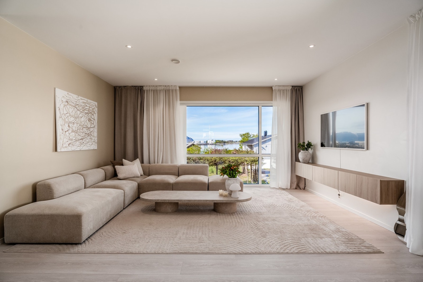 Familiens favorittplass som rommer sofa av god størrelse, legg merke til de flotte vinduene som går helt til gulvet. Galleribilde