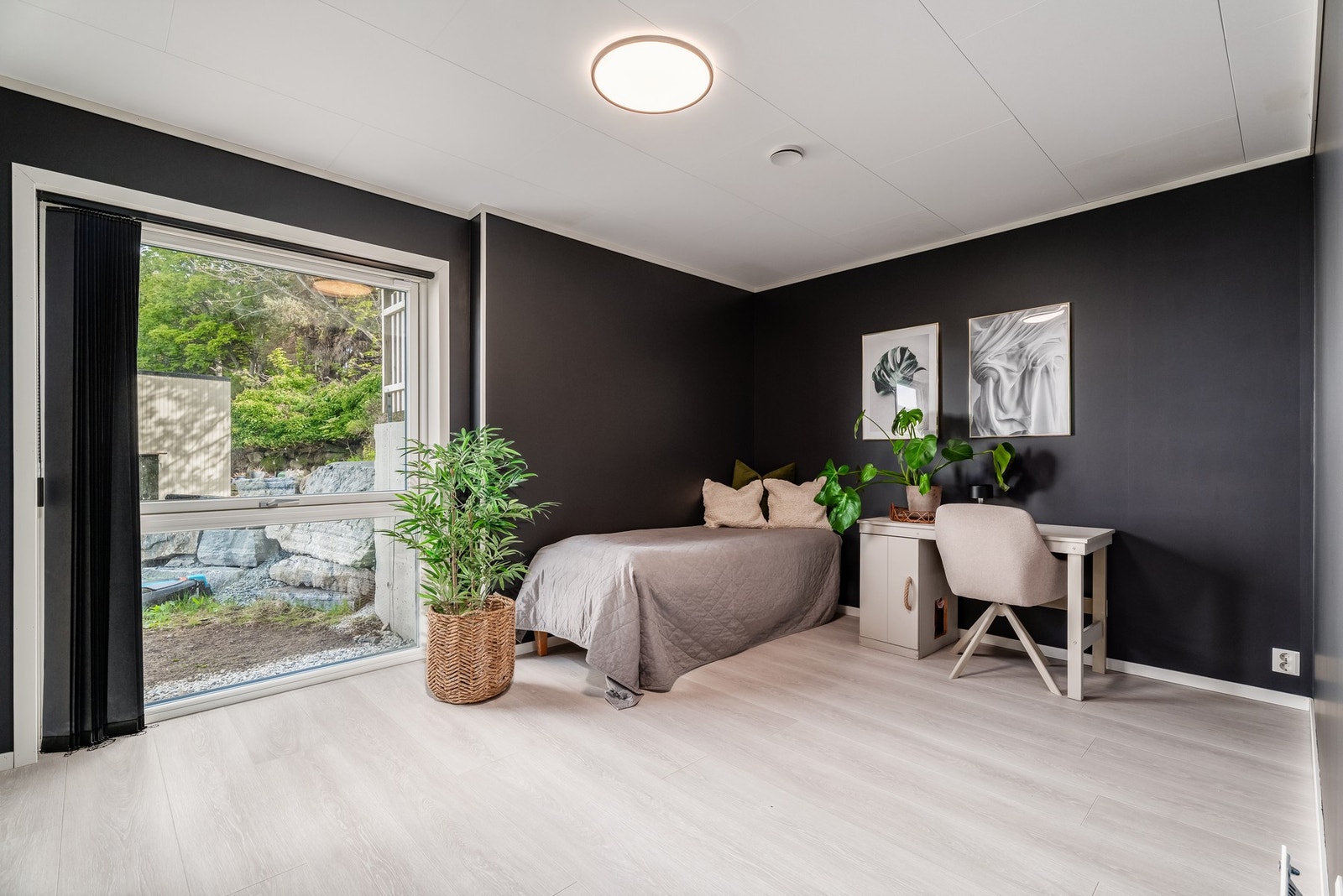 Du finner 4 soverom i boligen, 3 i underetasjen og 1 i hovedetasjen. Legg merke til de flotte vinduene. Galleribilde