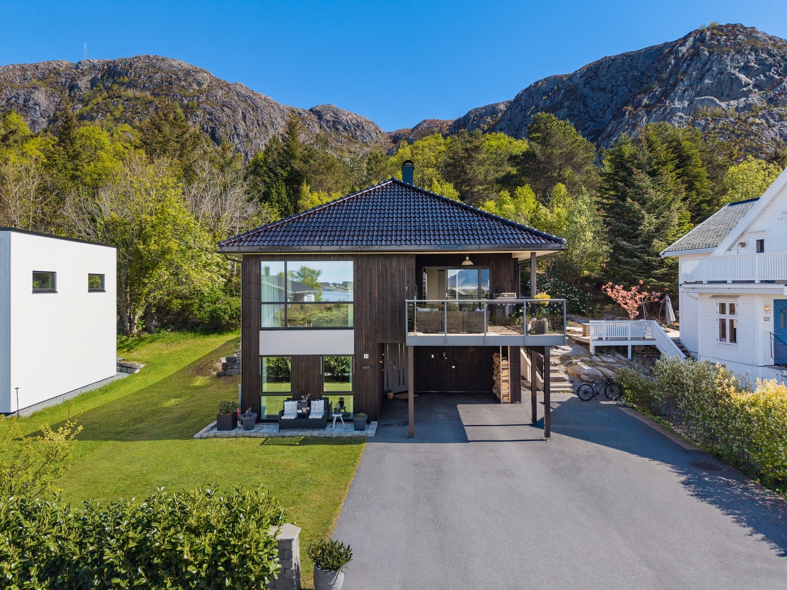 Hele huset er utstyrt med 3- lags aluminiumsvinduer og på terrassen er det terrassebord fra Møre Royal. Galleribilde