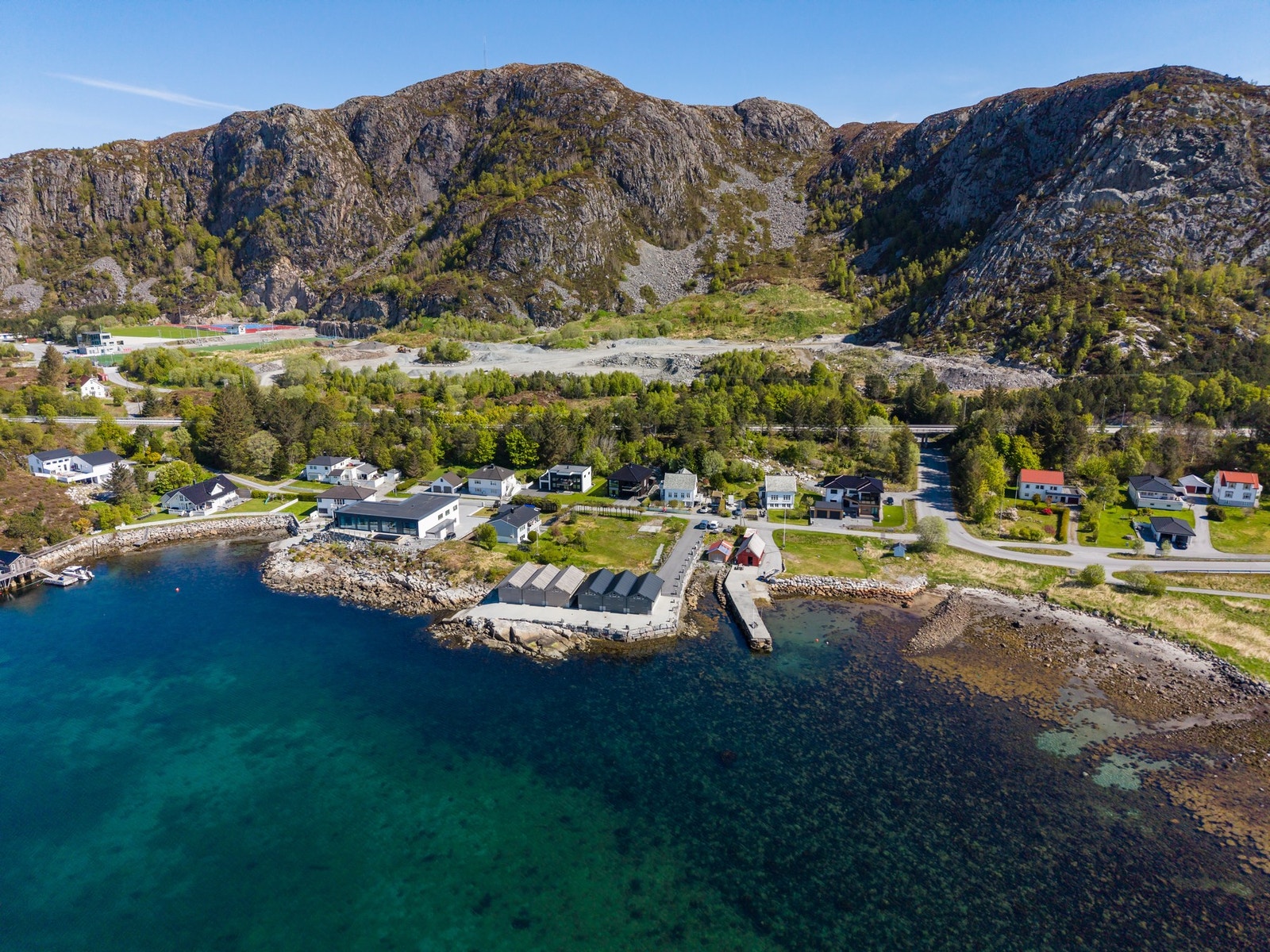 Et koselig og velstelt nabolag i idylliske Ytterlandsvika . Galleribilde
