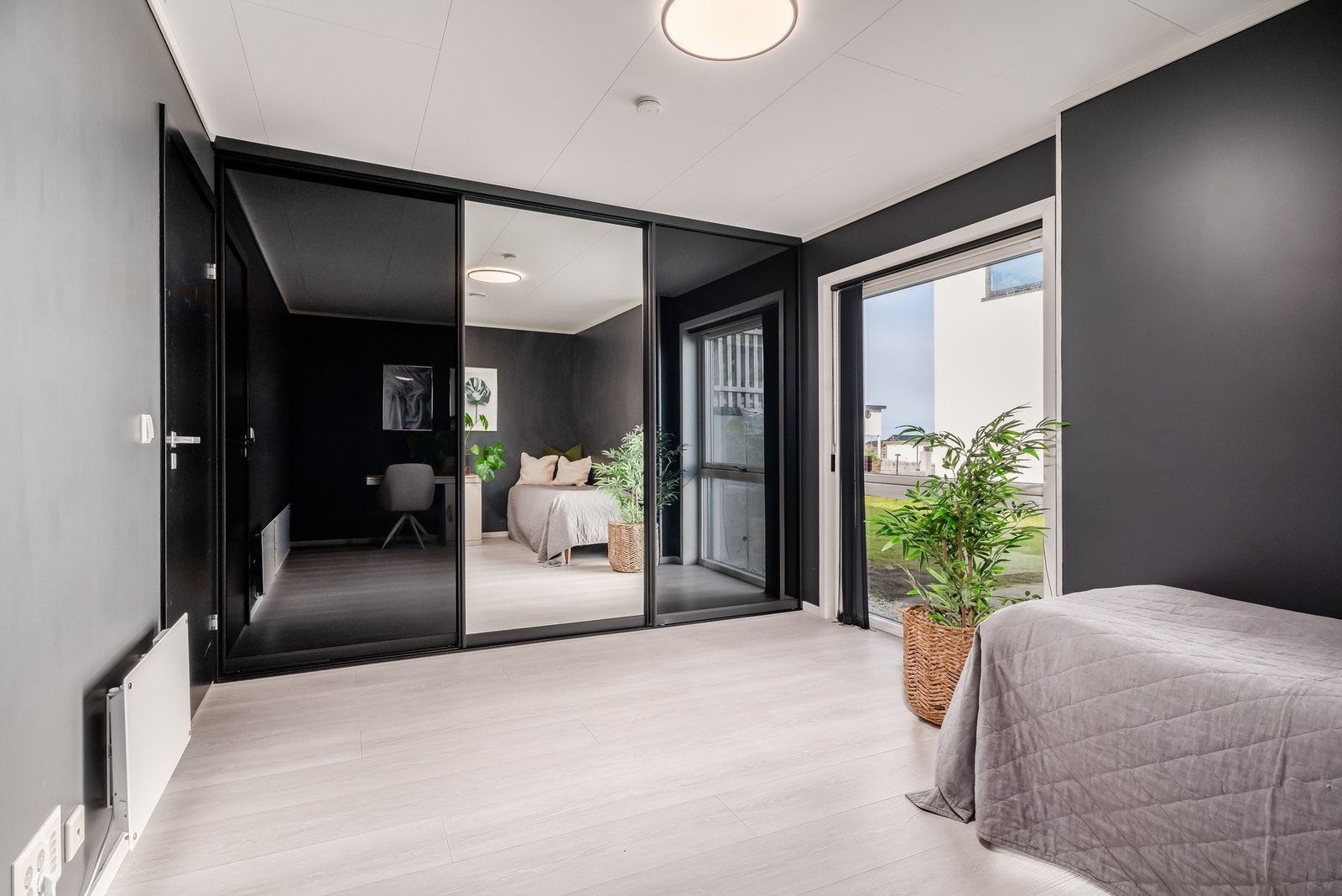 Flott takhøy skyvedørsgarderobe med god kapasitet. Galleribilde