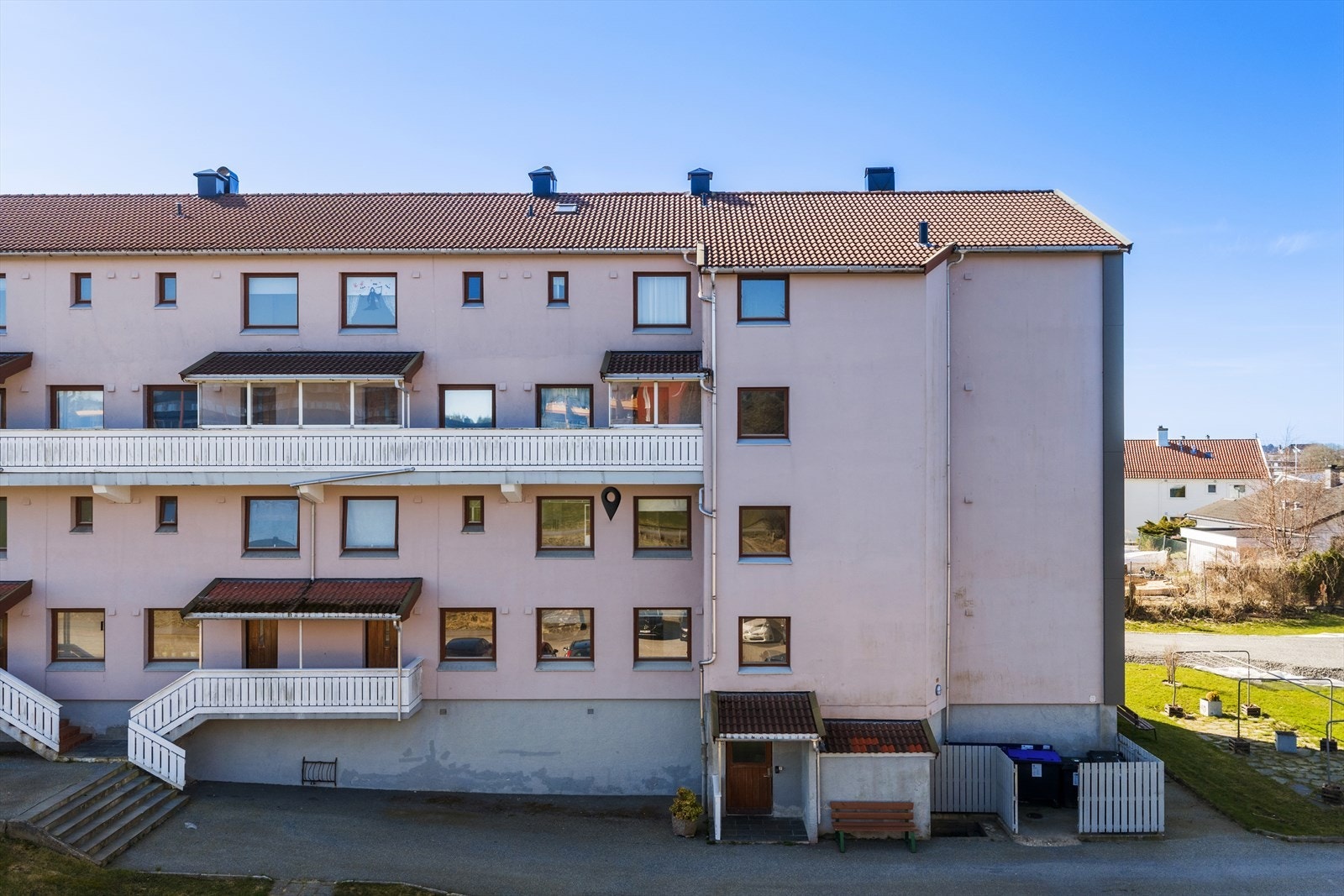 Eiendommen ligger attraktivt til i Valhallgata på Hemmingstad i Haugesund kommune, i et veletablert og konsentrert boligområde Galleribilde
