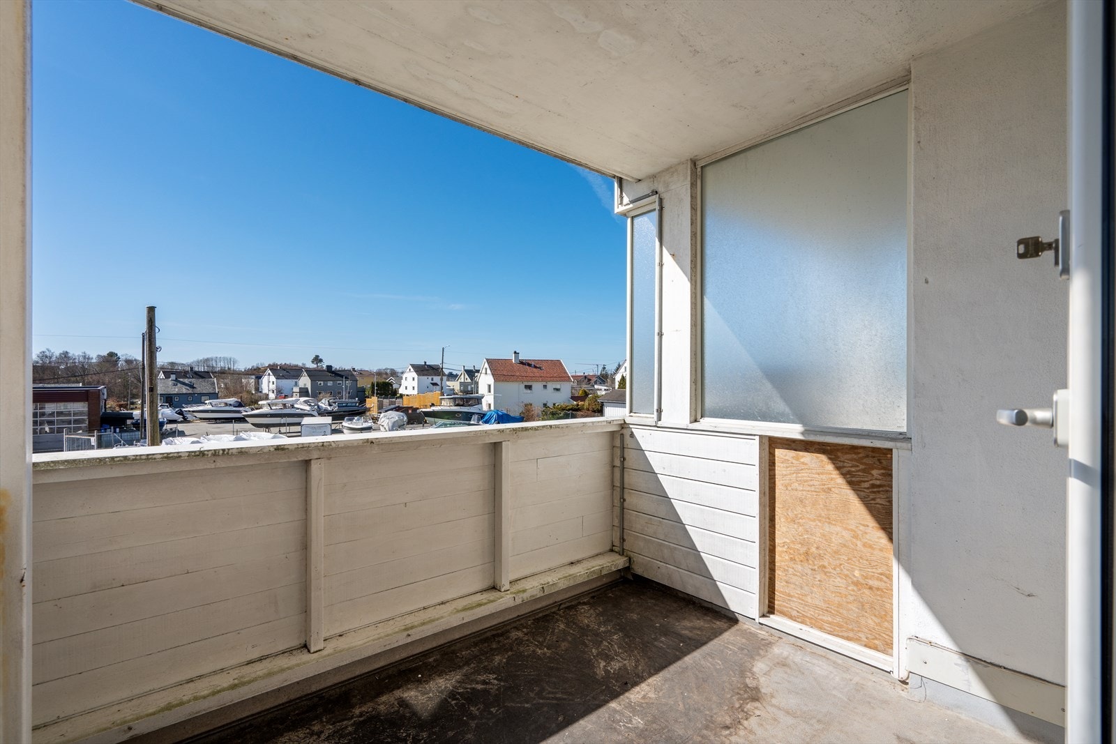 Balkongen er nå revet og skal fornyes samt innglasses. Galleribilde
