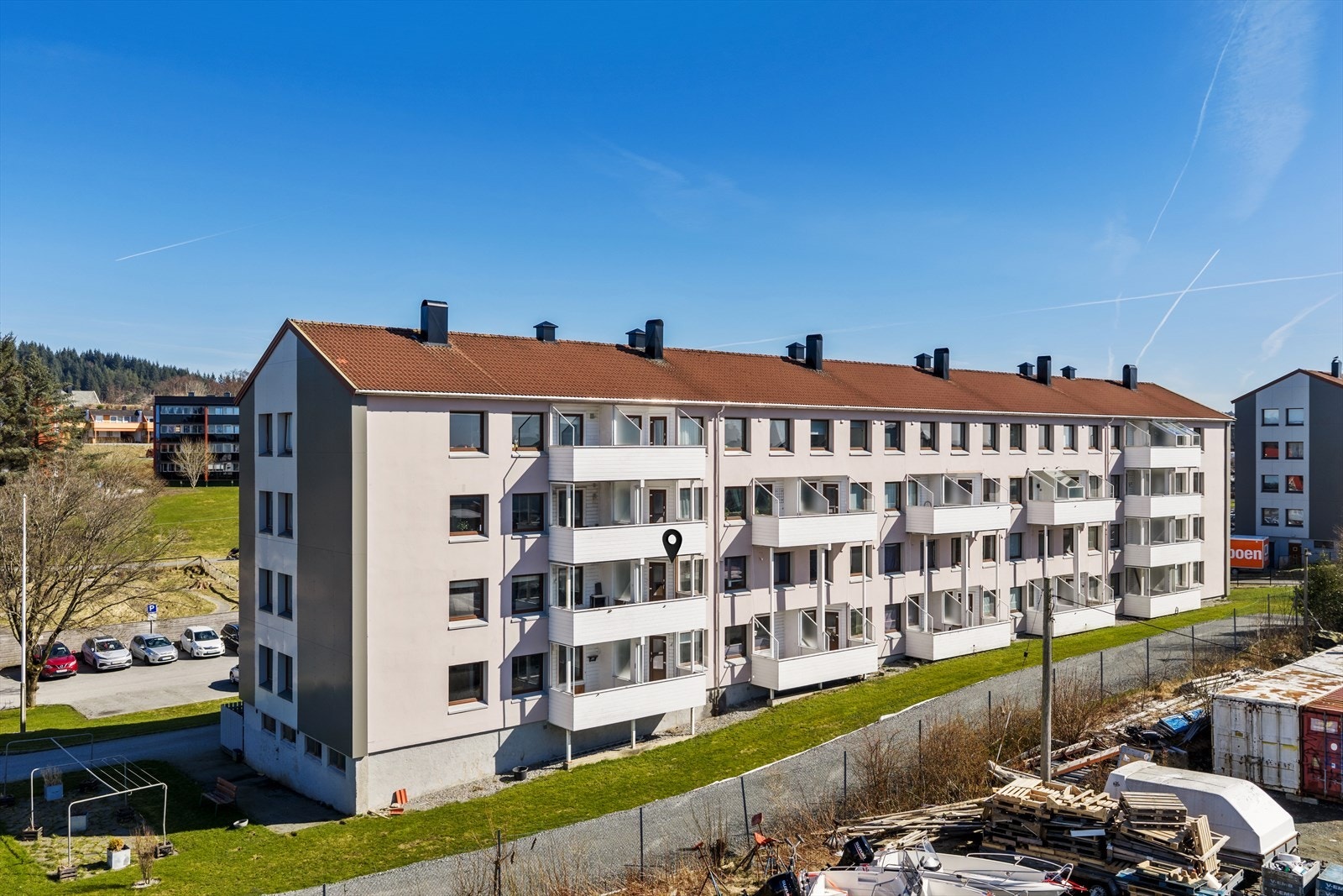 Fra eiendommen er det utsikt mot vest og over nærliggende bebyggelse. Galleribilde