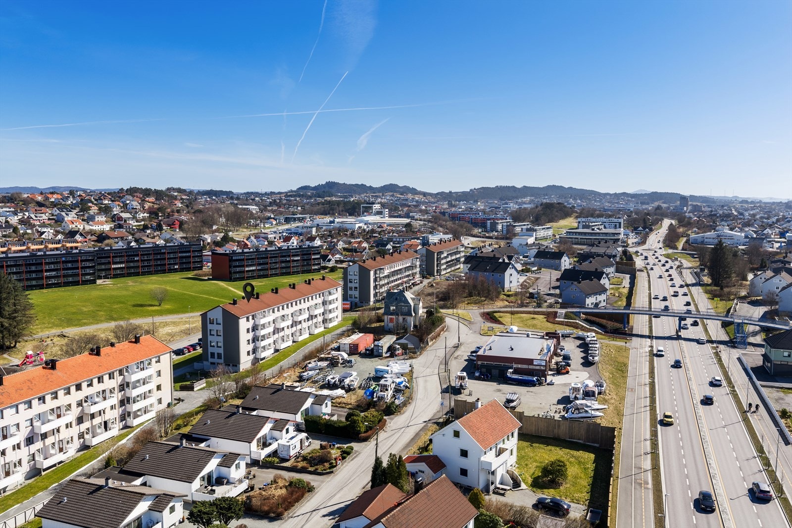 Området byr på kort avstand til skoler, barnehager, butikker, idrettsanlegg og gode turområder. Galleribilde