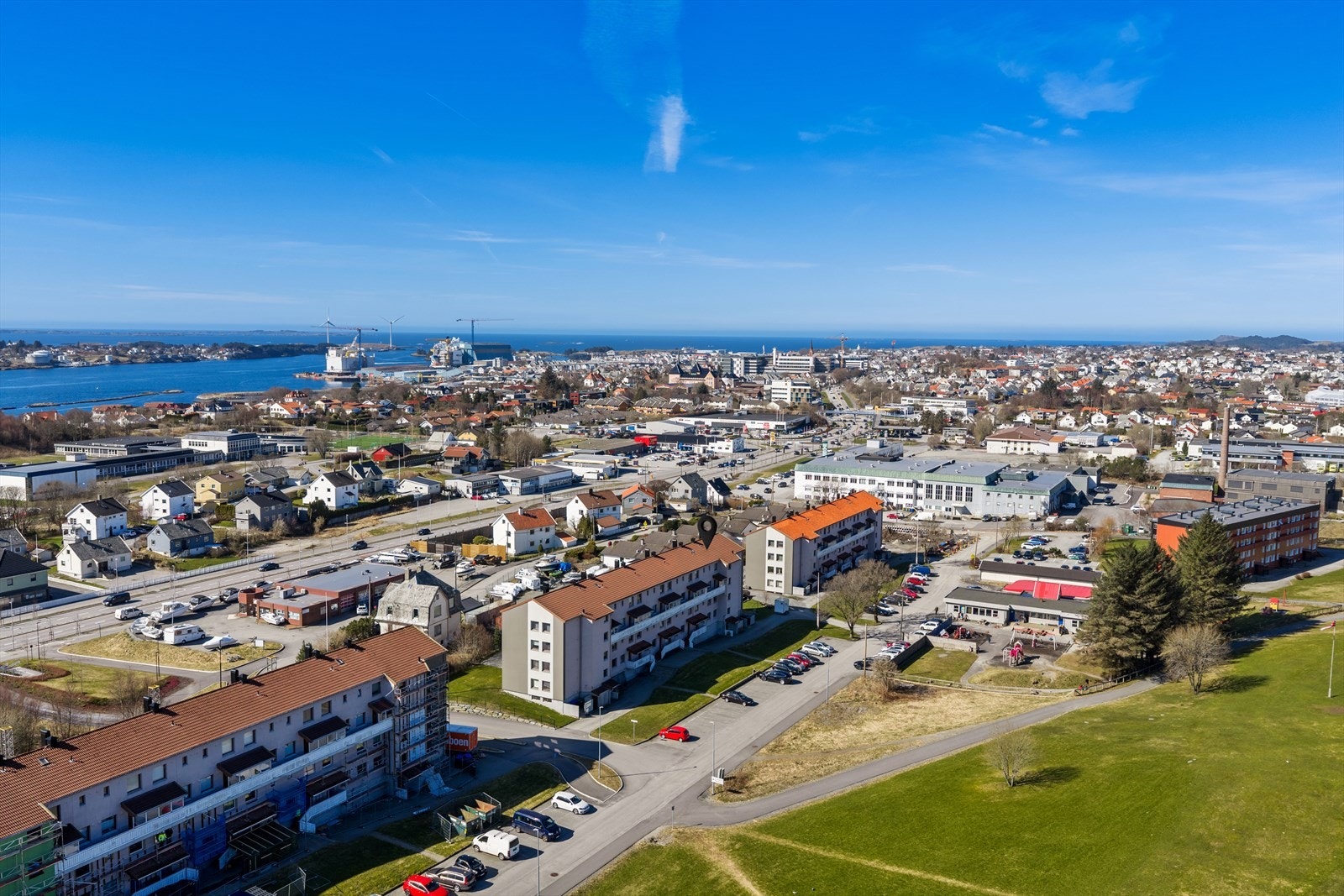 Sentral beliggenhet med kort vei til skoler, barnehager, butikker og turområder. Galleribilde