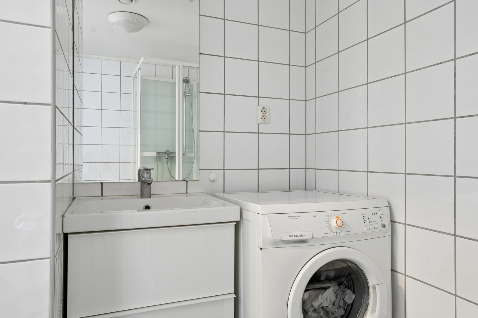 Utleiehybel: Badet er utstyrt med servant, toalett og opplegg for vaskemaskin. Elektriske varmekabler i gulv og dusjkabinett. Galleribilde