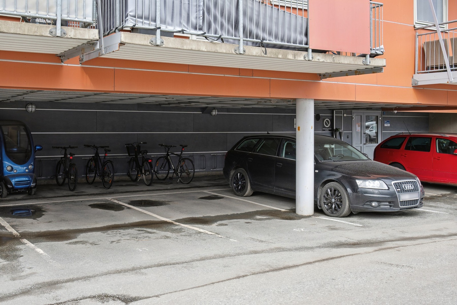 Fast parkering i egen carport Galleribilde