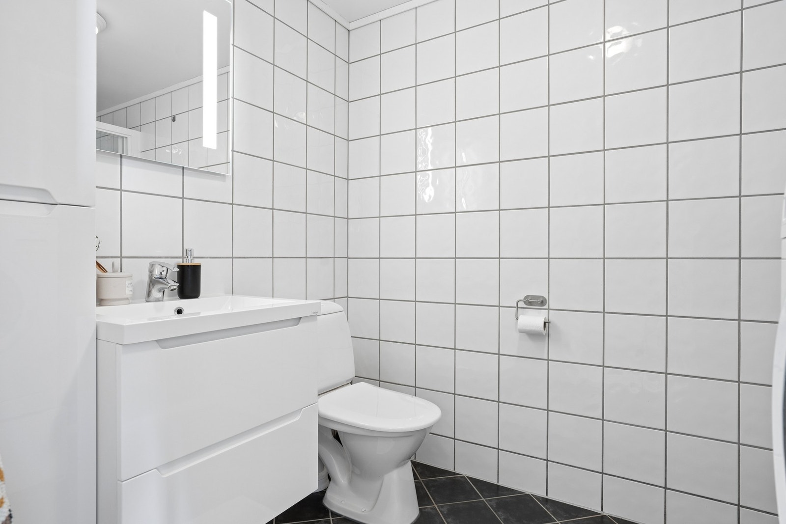 Badet har flislagte overflater på gulv og vegger, med elektriske varmekabler i gulv. Galleribilde