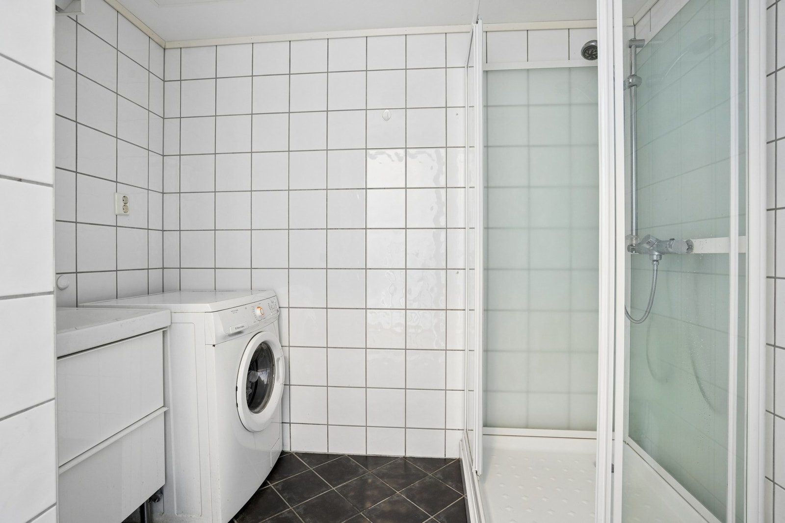 Utleiehybel: Badet er utstyrt med servant, toalett og opplegg for vaskemaskin. Elektriske varmekabler i gulv og dusjkabinett. Galleribilde