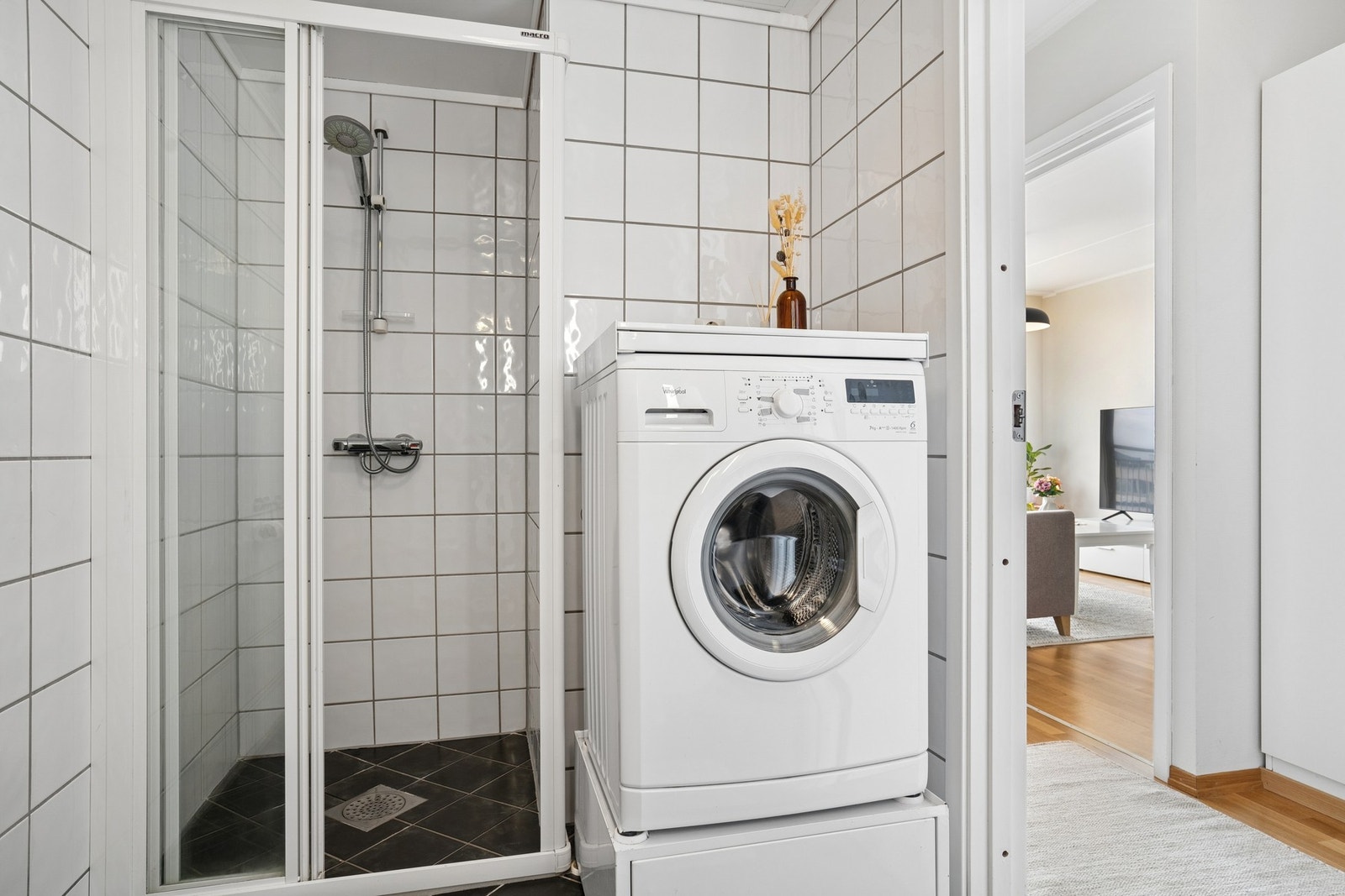 Badet i leiligheten har dusjkabinett og opplegg for vaskemaskin. Galleribilde