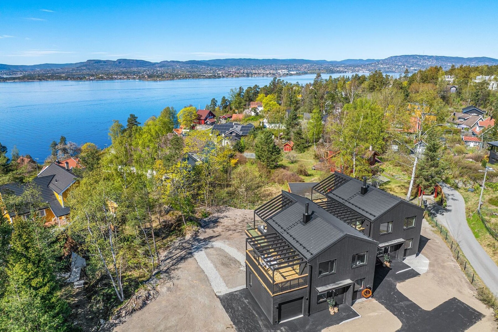 Boligen går over tre plan og byr på en perfekt kombinasjon av sosiale oppholdsrom, private soner og praktiske løsninger Galleribilde