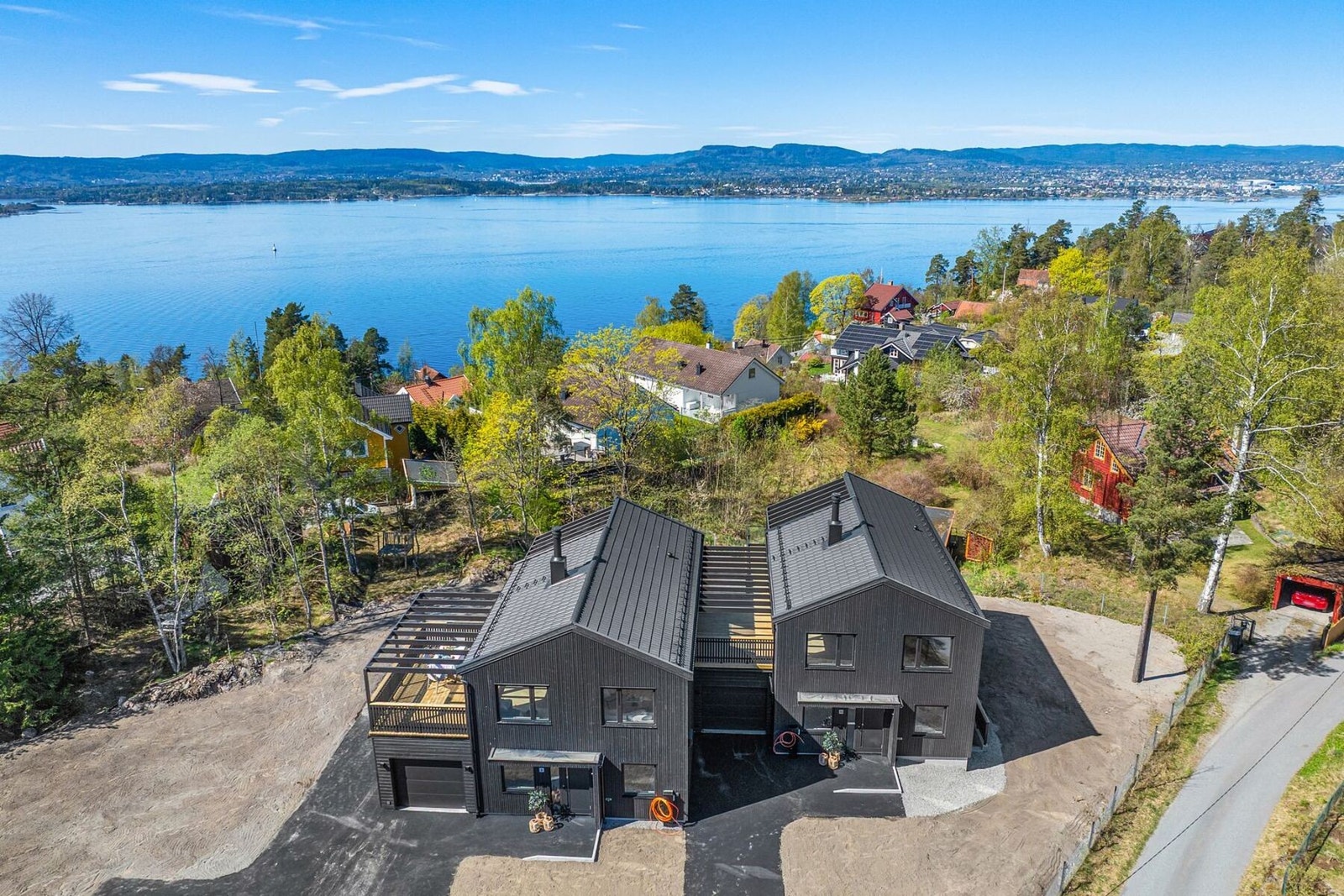 Boligen er til høyre på bildet. Begge boligene skal selges, dette er den største av de to husene. Foto: John Kerlefsen/EFKT Galleribilde