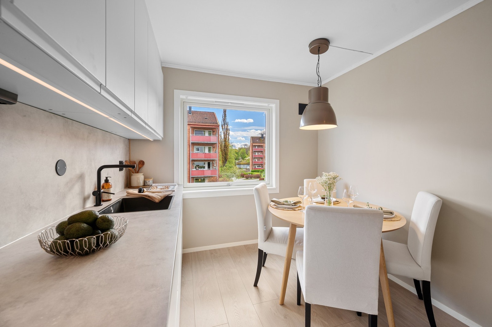 Det er god plass for spisegruppe på kjøkkenet. Galleribilde