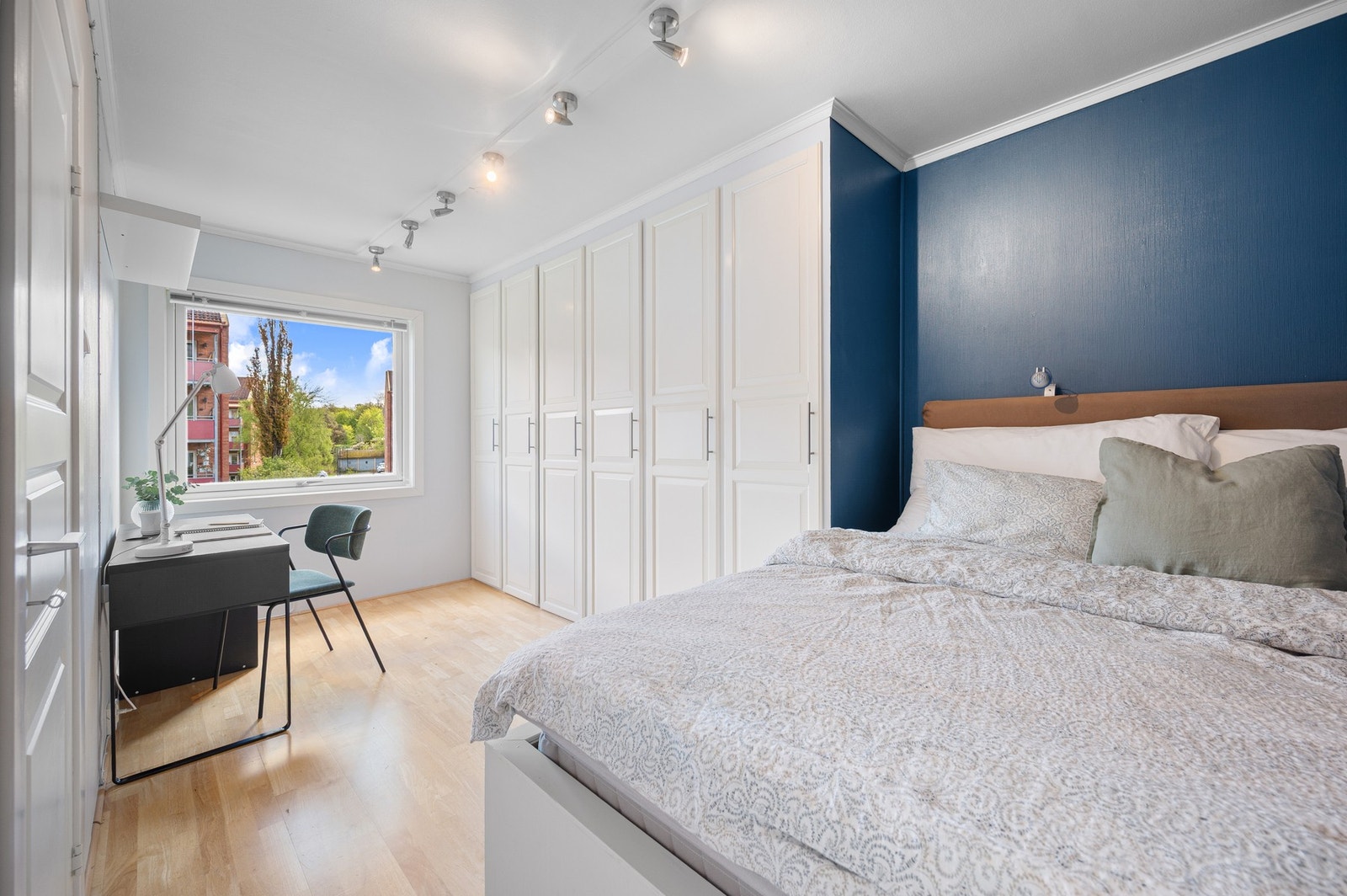 Soverommet er på hele 14 kvm og har god plass for ønsket møblement. Galleribilde