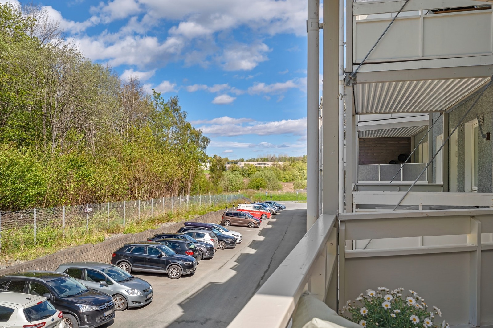 Foran bygget er det parkeringsplasser som tildeles av aksjelaget ved søknad. Galleribilde
