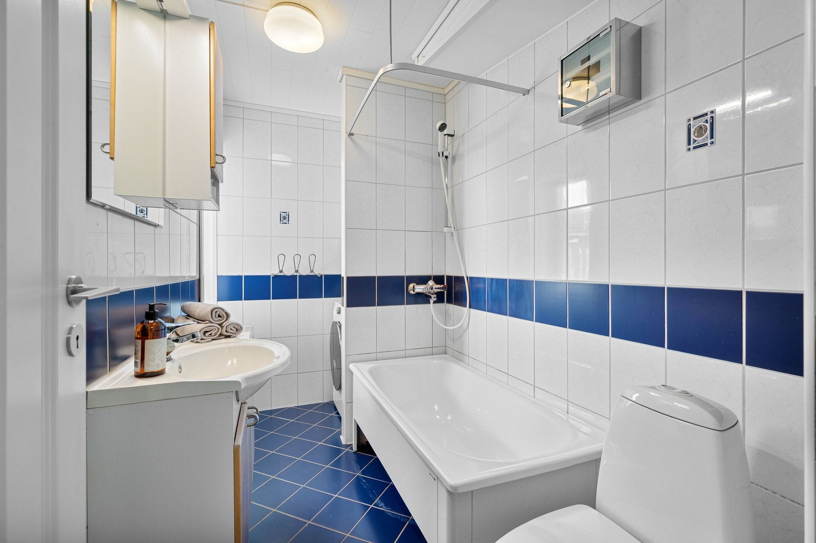 Tidløst flislagt bad med både dusj og bademulighet. Galleribilde