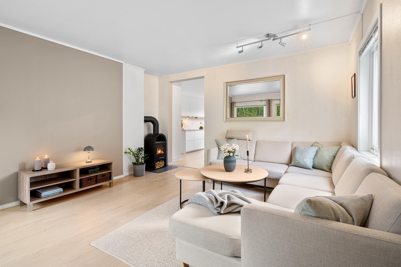Stuen er malt i moderne farger og det er vedfyring som oppvarmingskilde i tillegg til elektrisitet. Galleribilde