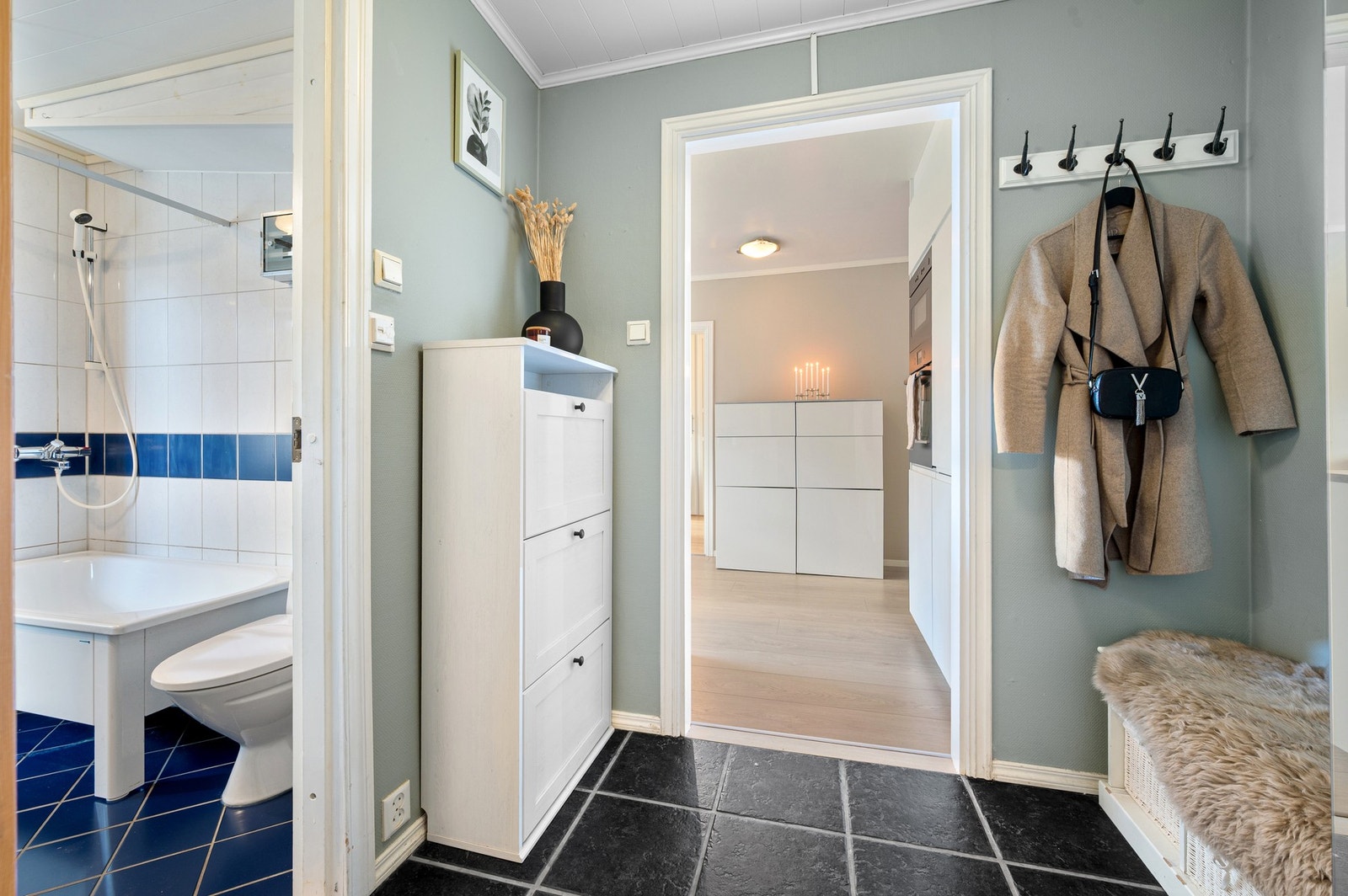 Entrè med plass for sko og yttertøy. Galleribilde