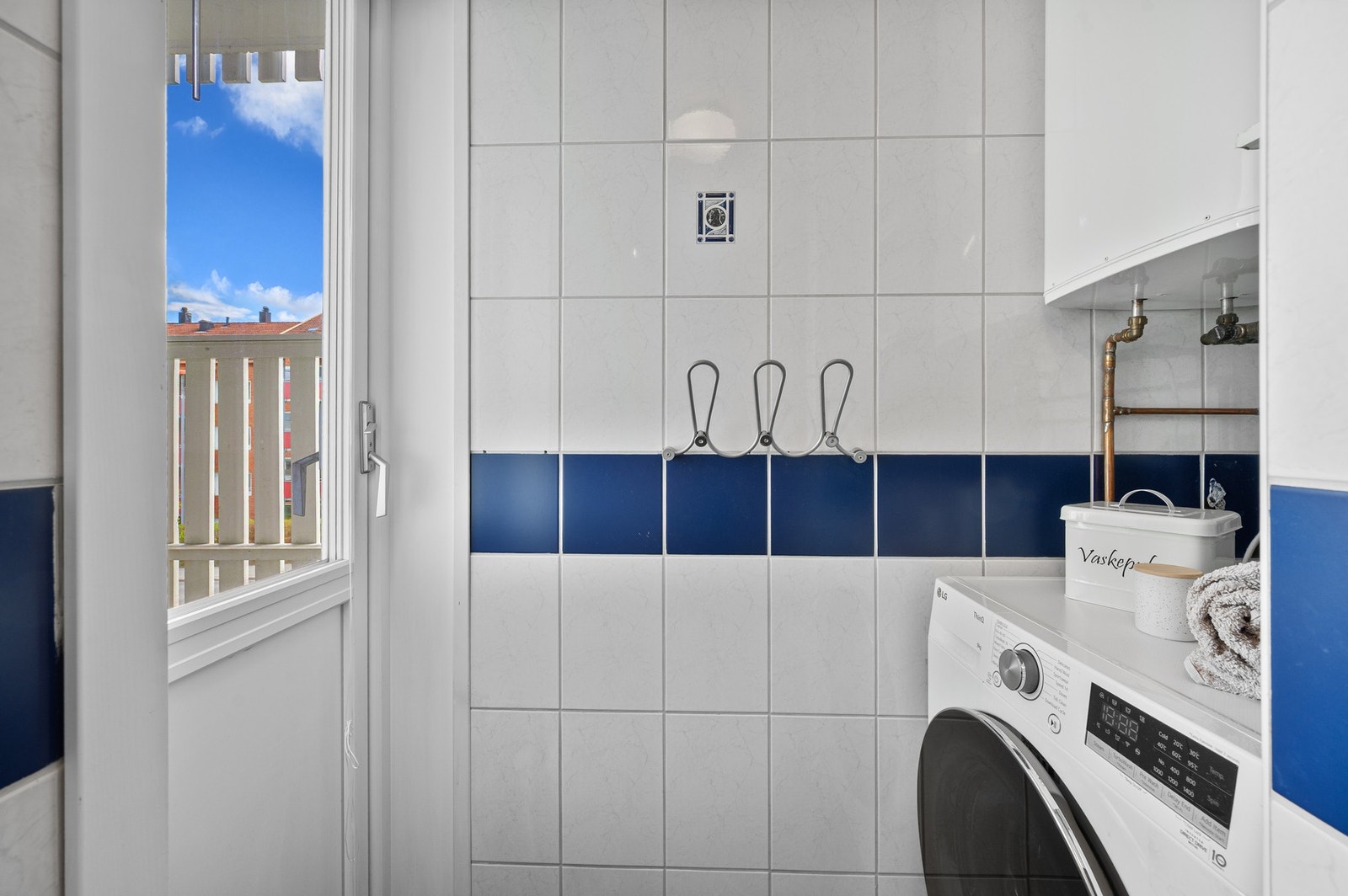 Fra badet er det utgang til felles luftebalkong. Galleribilde