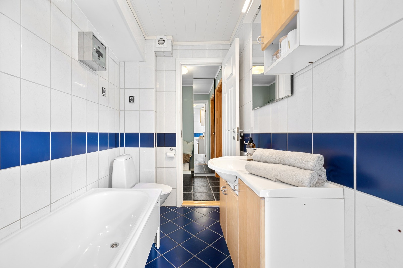 Badet er av god størrelse og den har en praktisk inndeling. Galleribilde