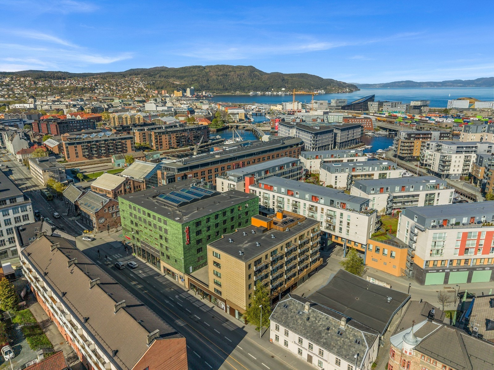 Det er svært gode kollektivforbindelser i området, med Solsiden bussholdeplass kun få minutters gange fra boligen og hyppige avganger til resten av byen. Trondheim S ligger ca. 12 minutters gange unna, og Trondheim Værnes nås på omtrent 28 minutter i bil. Galleribilde
