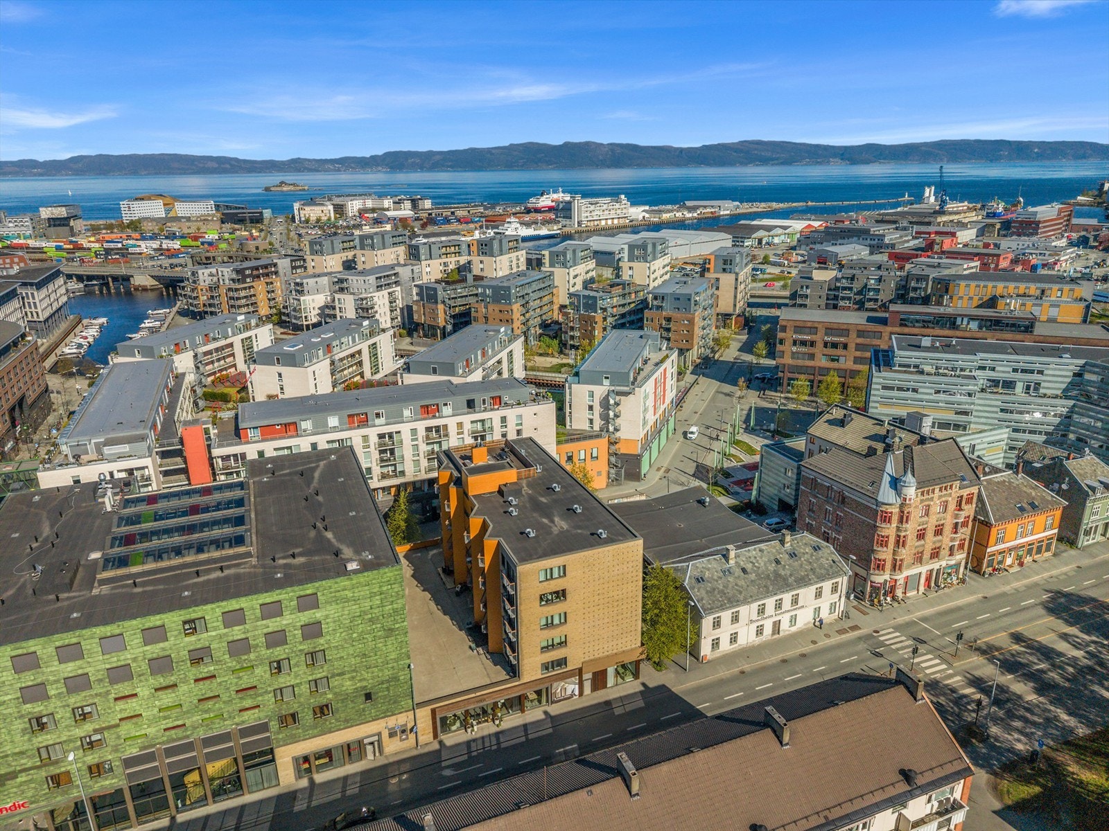 For deg som sykler, finnes det gode gang- og sykkelveier som gjør det enkelt å komme seg rundt i Trondheim. For tur- og friluftsinteresserte er Ladestien et naturlig valg. Galleribilde