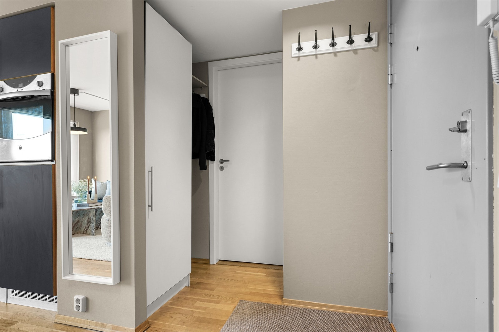 Velkommen inn! Entré med plass til oppbevaring av yttertøy og sko. Videre disponerer leiligheten en bod på 4 kvm i felles kjeller med ytterligere lagringsmuligheter. Galleribilde