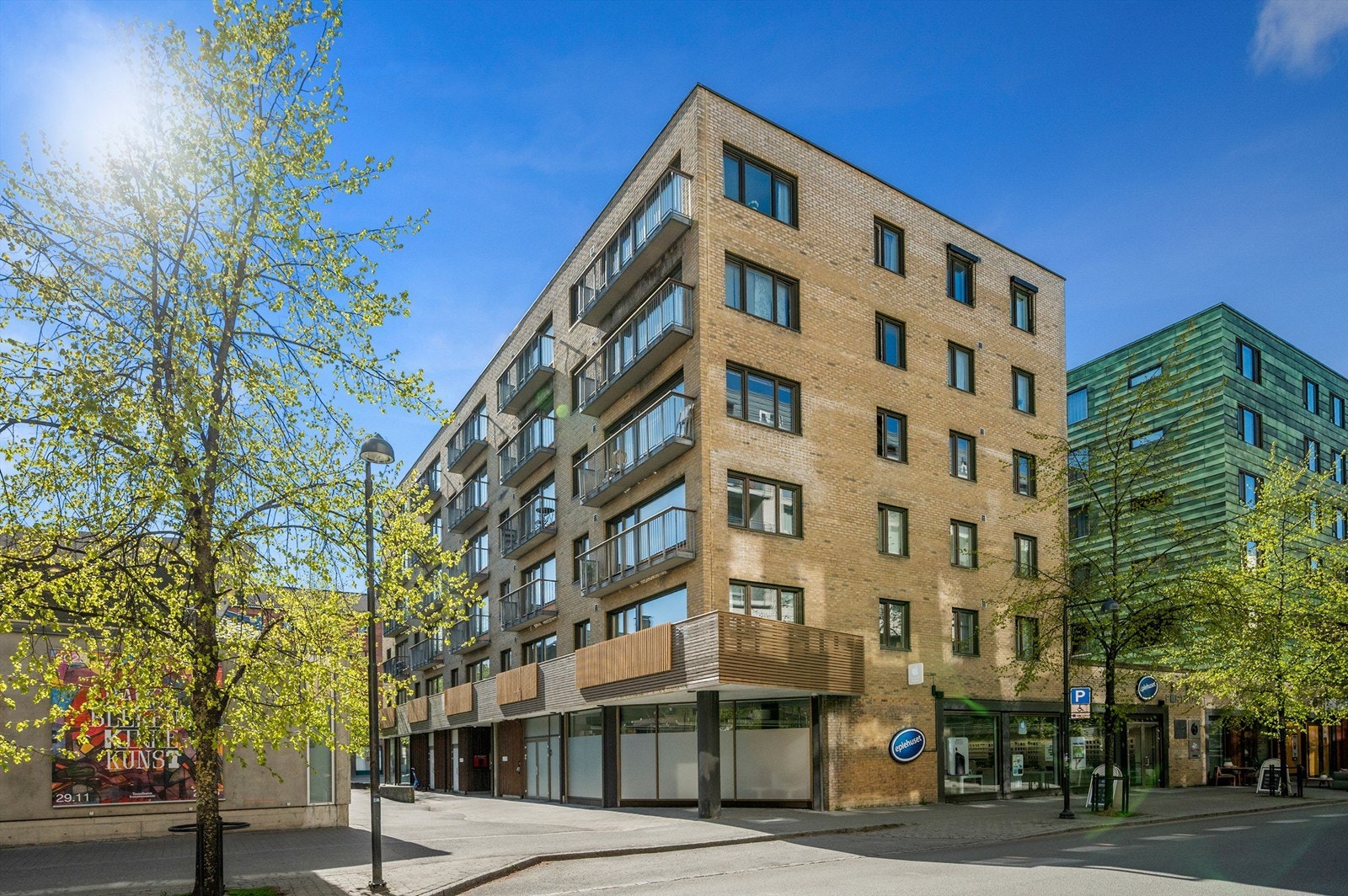 Solsiden er en av Trondheims mest populære bydeler og er kjent for sitt levende byliv, hyggelige uterestauranter, båthavn og nærhet til Nidelven. Galleribilde
