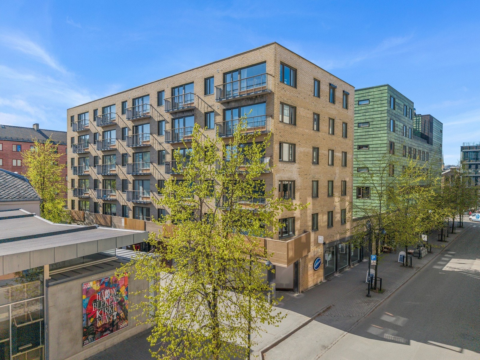 Det er gang- og sykkelavstand til flere av Trondheims anerkjente studiesteder, med bla. Handelshøyskolen BI ca. 1,3 km, Dronning Mauds Minne Høgskole ca. 2 km, NTNU Gløshaugen ca. 2,2 km og NTNU Handelshøyskolen ca. 2,7 km unna. Galleribilde
