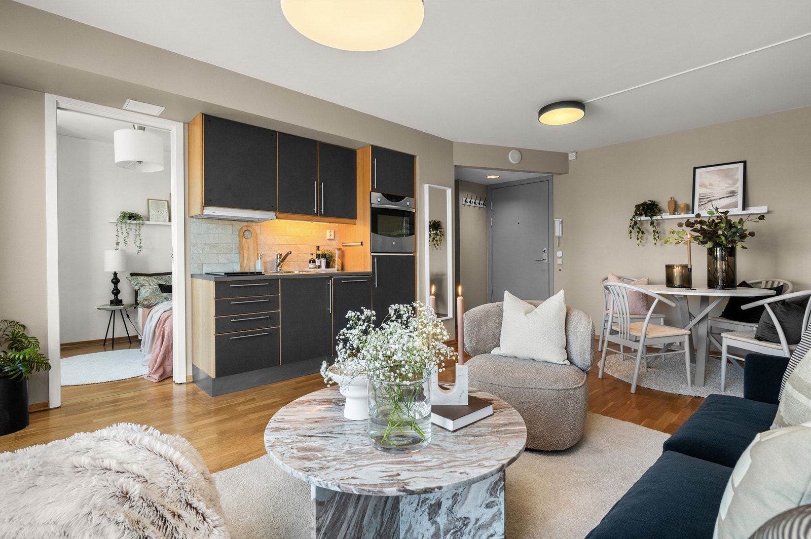 Kjøkkenet ligger naturlig tilbaketrukket og er innredet med mørke slette fronter og benkeplate av laminat. Galleribilde