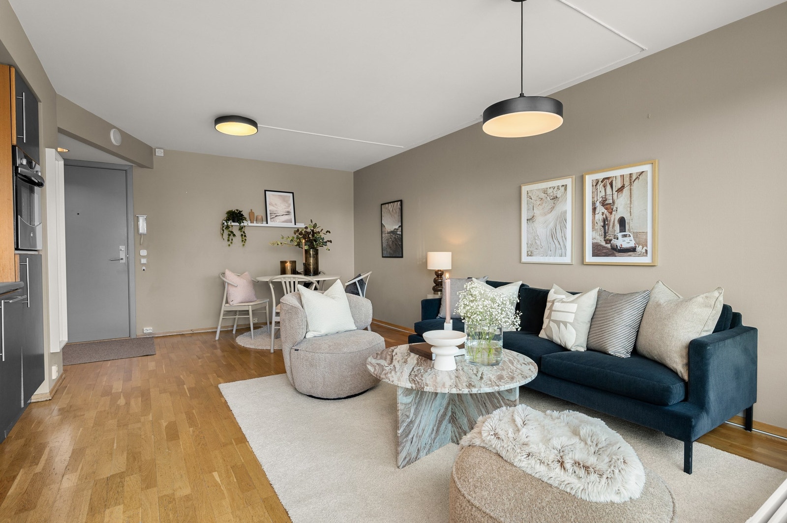 Leiligheten er oppvarmet med bruk av radiatorer tilkoblet felles varmesentral og har balansert ventilasjon. Galleribilde
