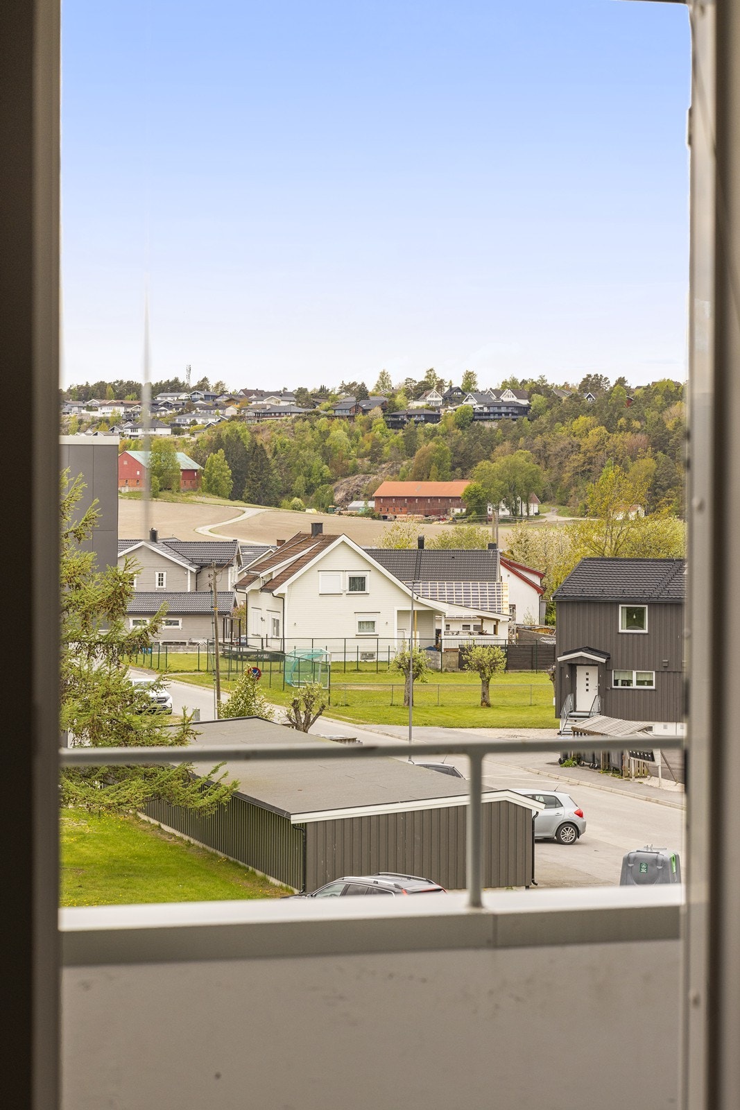 Leiligheten ligger i et etablert boligområde i Brevik, med kort vei til servicetilbud. Galleribilde
