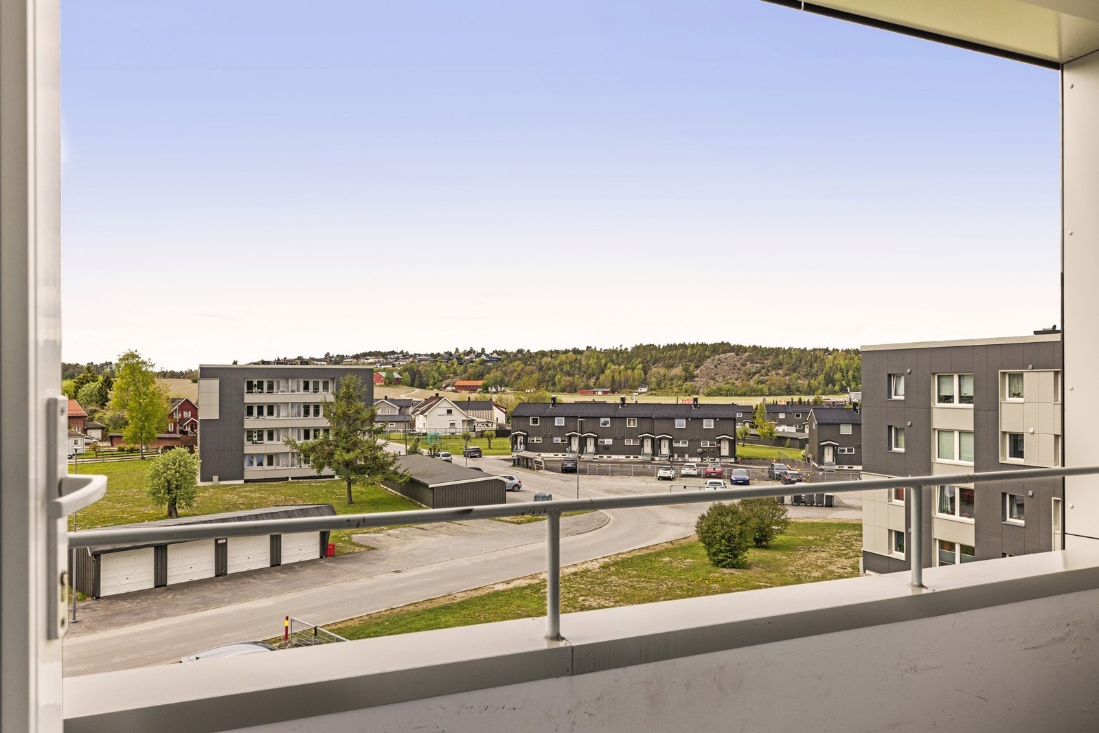 Fra leiligheten i fjerde etasje har du utsikt over nærområdet. Galleribilde