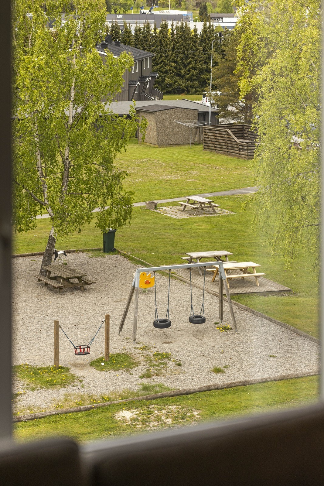 Utsikt mot borettslagets grøntområder og lekeplass. Galleribilde