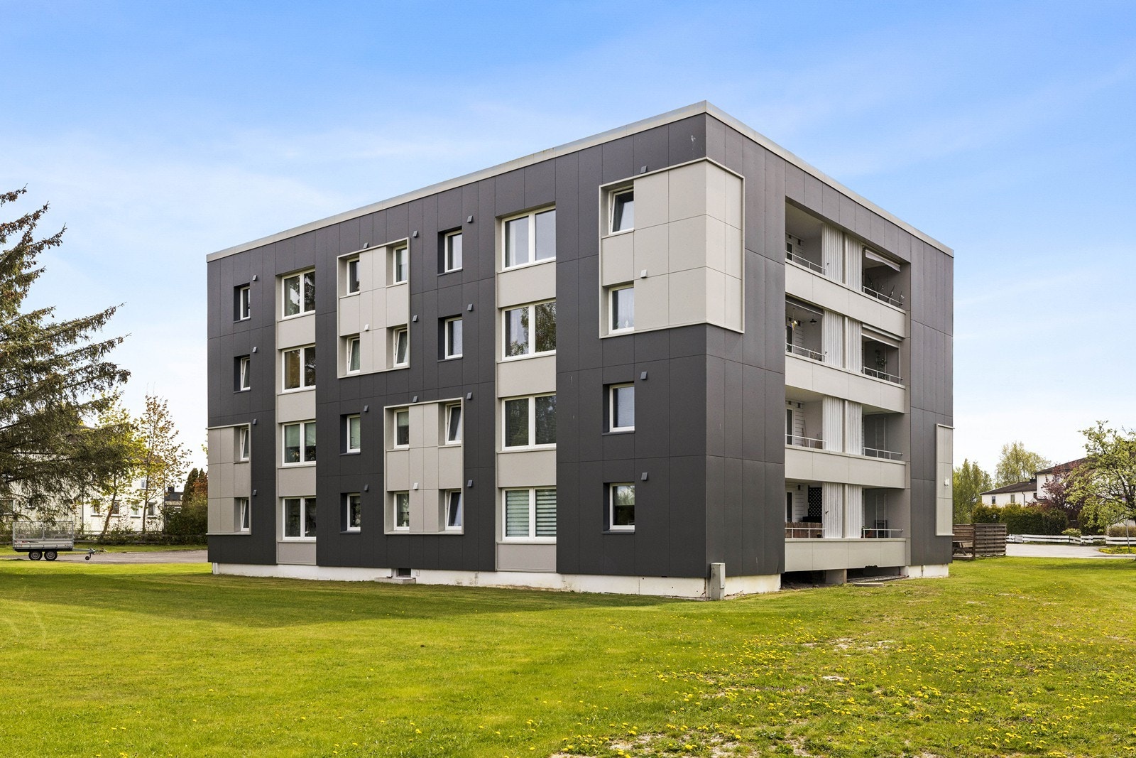 Byggets fasader ble kledd med nye fasadeplater i 2021, og yttervegg mot balkong ble etterisolert i 2013. Galleribilde
