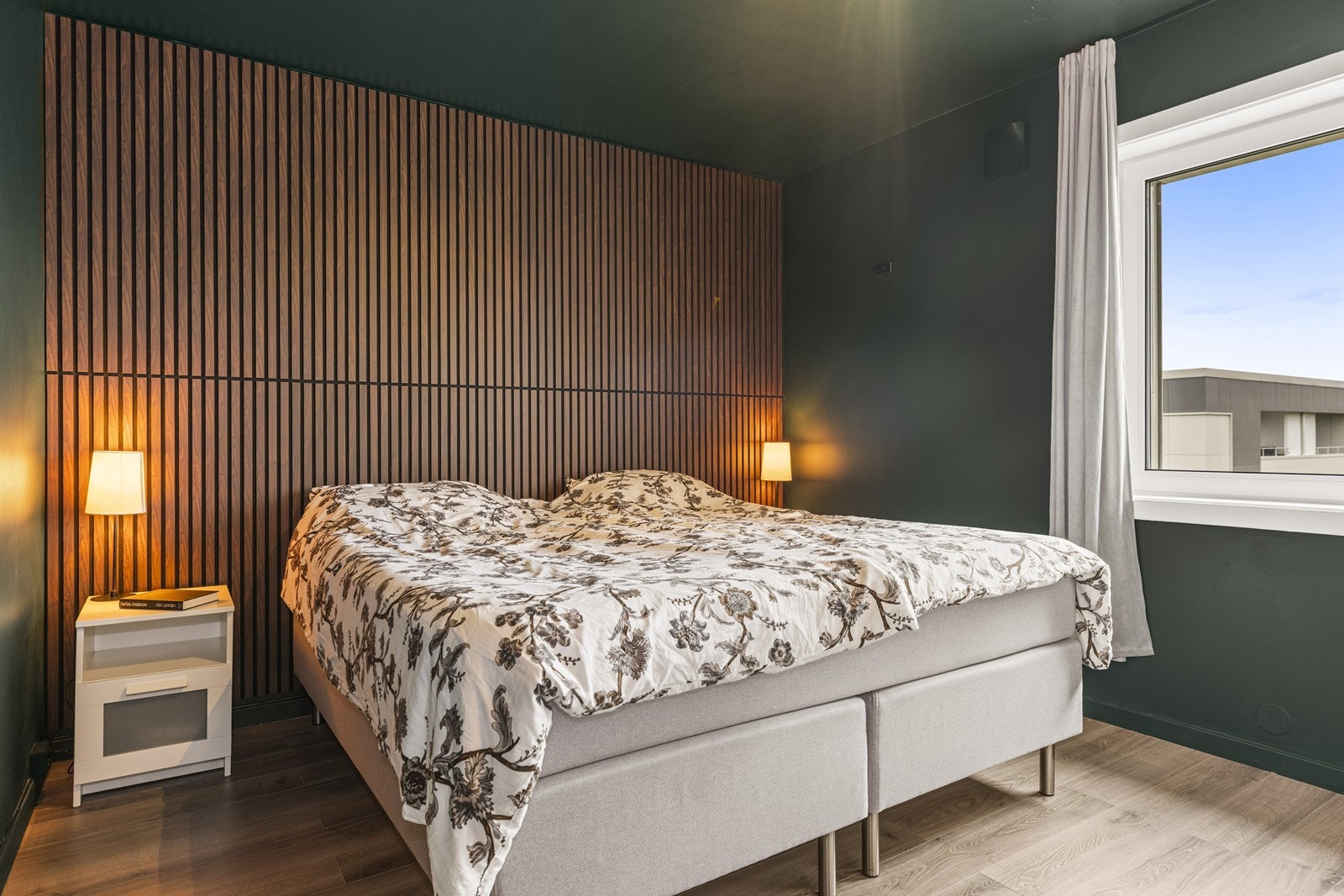 Hovedsoverom med en moderne spilevegg og god plass til dobbeltseng. Galleribilde