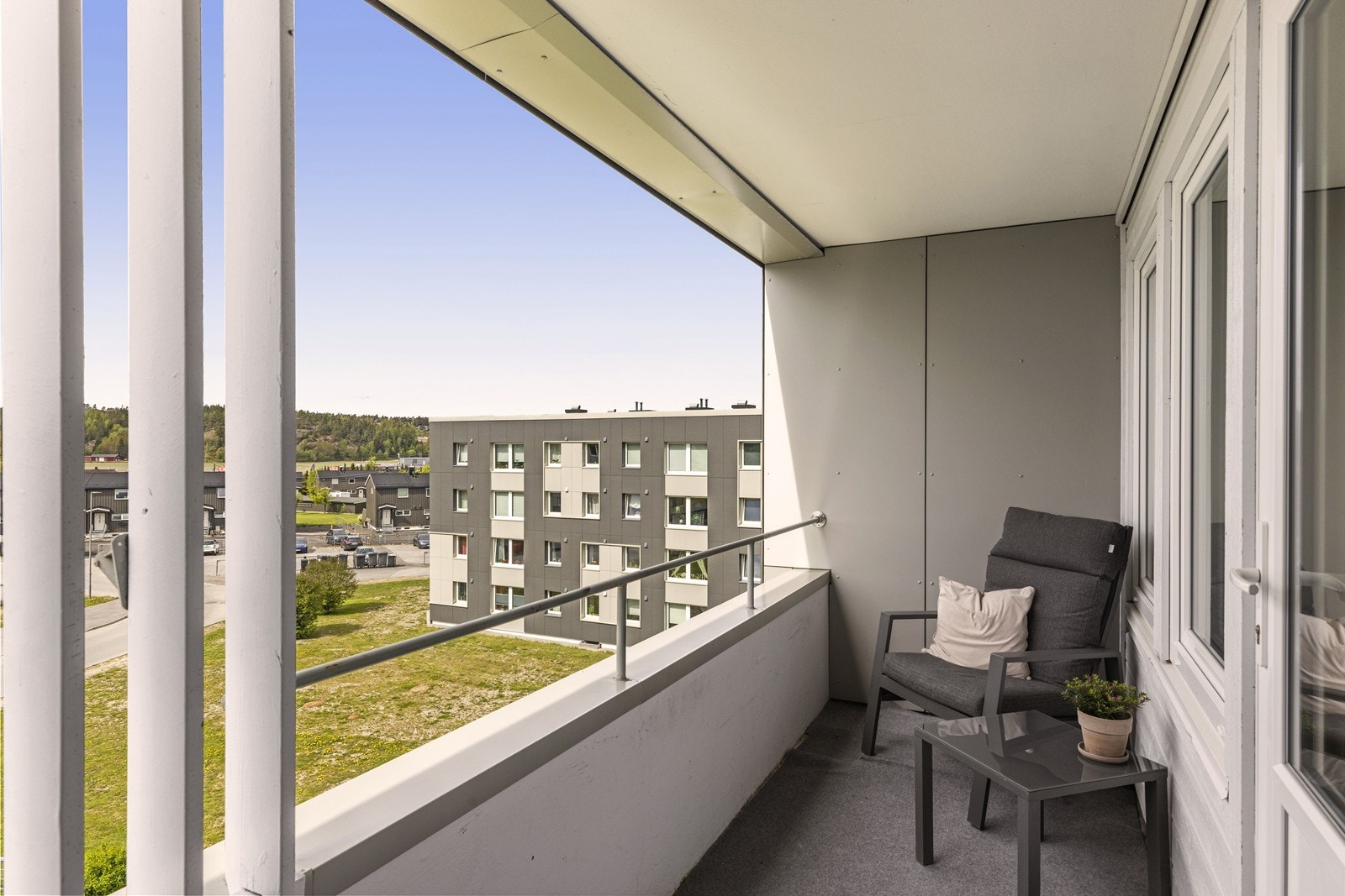 Balkongen er en støpt konstruksjon med rekkverk av betong og stål. Galleribilde
