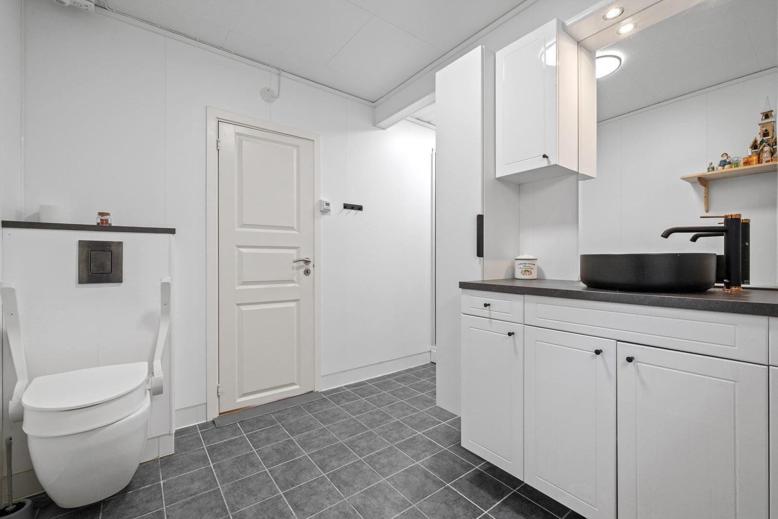 Badet har en praktisk innredning med masse plass for toalettsaker. Galleribilde