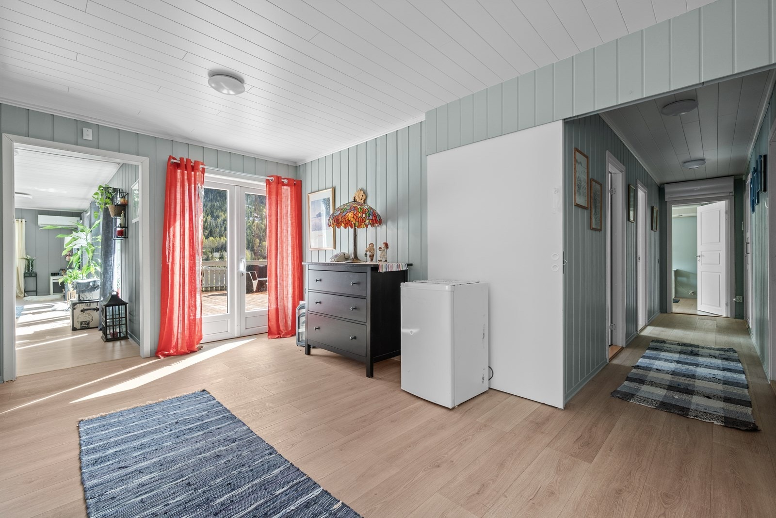 Inn til soveromsdelen av boligen så har man ei skyvedør man kan lukke for å hindre støy hvis man har barn som legger seg tidligere enn seg selv. Galleribilde