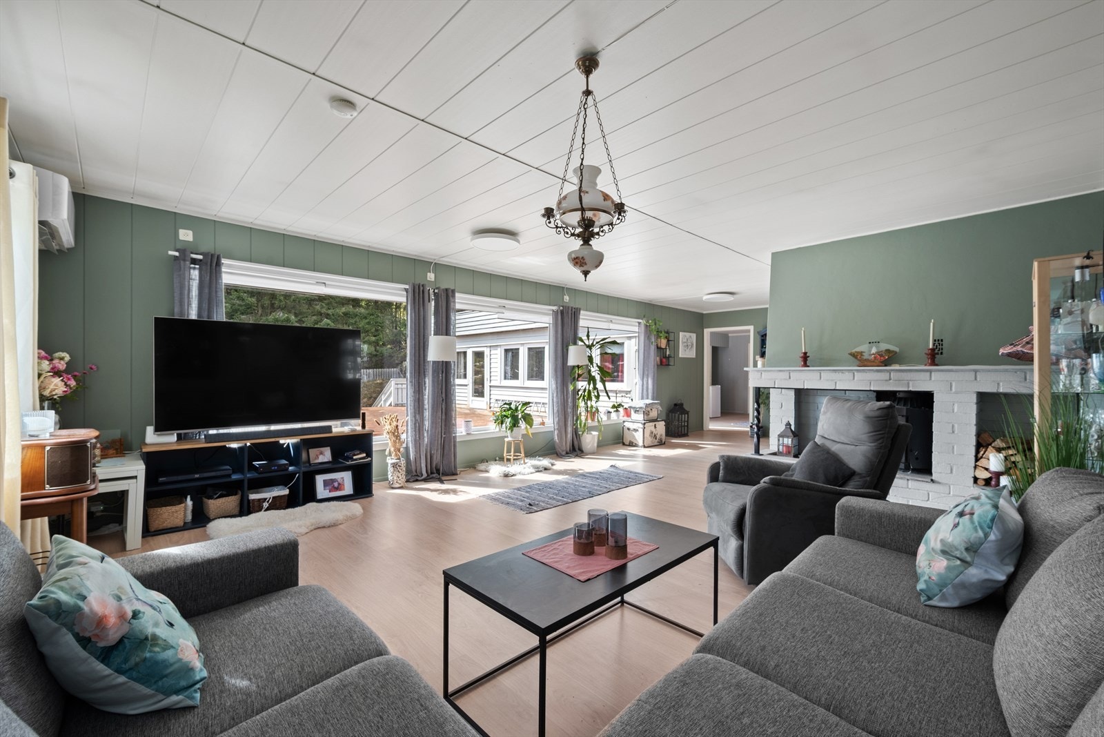 Rommet får rikelig med naturlig belysning fra de store vindusflatene. Galleribilde