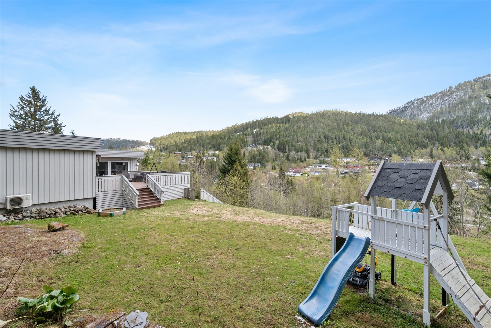 Her får du en familievennlig bolig med hage og lekeplass. Galleribilde
