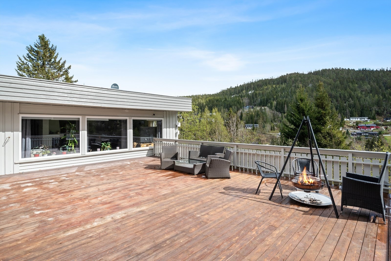 Boligen har hele 73kvm med terrasse utenfor stuen. Galleribilde