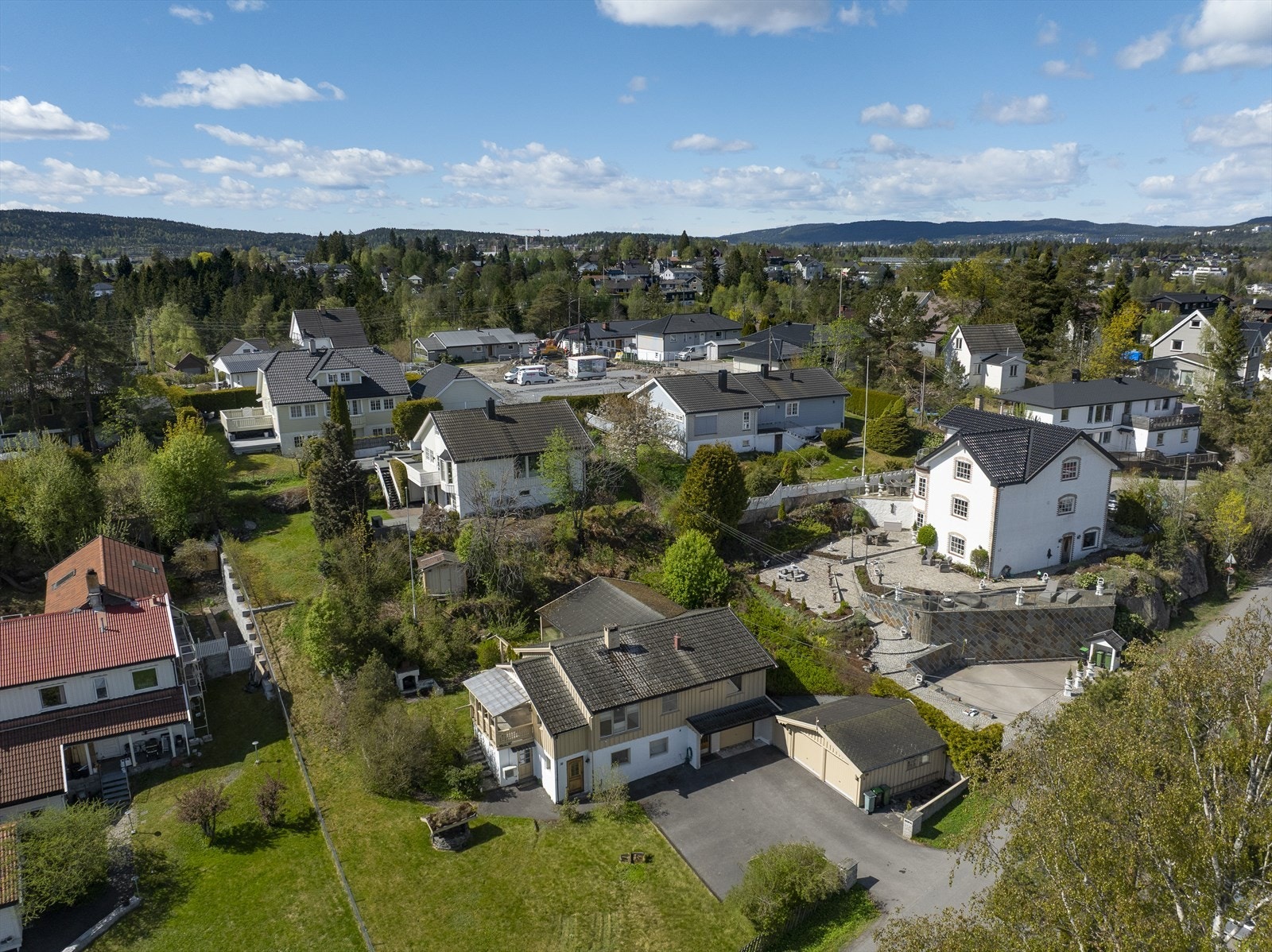 Eiendommen ligger på Fjellhamar - et trivelig og etablert nabolag preget av eneboliger og grøntområder. Galleribilde