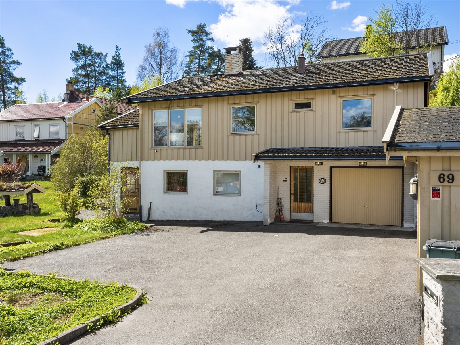 Eneboligen har en integrert garasje i underetasjen, i tillegg til en frittstående dobbelgarasje med vippeporter. Galleribilde