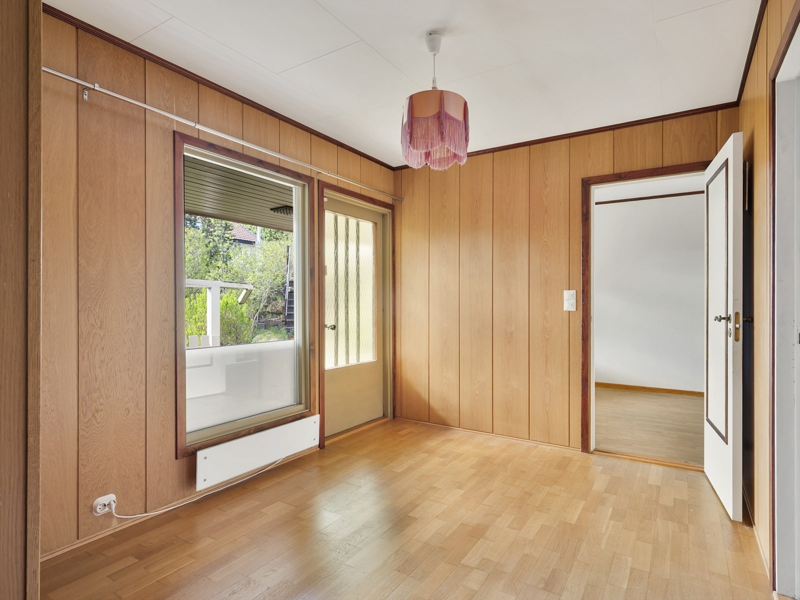 Her er det god plass til å henge fra seg yttertøy og sko i høyskap, hyller og knaggrekker. Galleribilde
