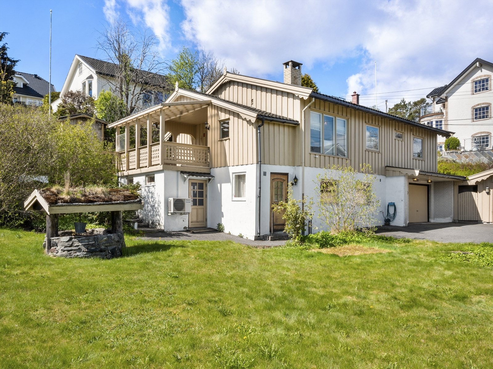Fasaden består av stående bordkledning og pussede muroverflater. Galleribilde
